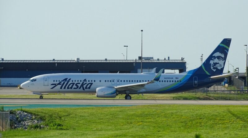 Alaska Airlines at MKE, courtesy Miguel Angel Sanz