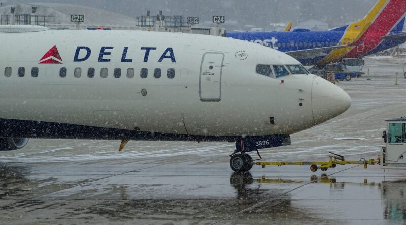 Delta Airlines B737 at MKE